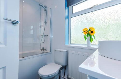 Prestwich House | 3 BR Property in Prestwich 15 mins from Manchester City Centre Garden Free parking Superfast WIFI Netflix
