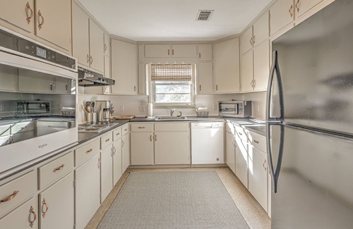 Darien House | 3-BR Ranch House w/docks, pool, and private firepit on Emma's Driftwood Farm