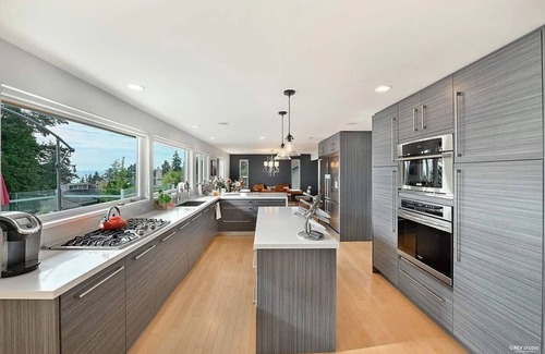 White Rock House | 3 BR Seaside Bliss-Close to the beach-OCEAN VIEW!