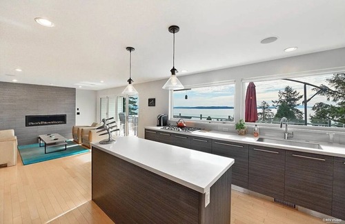 White Rock House | 3 BR Seaside Bliss-Close to the beach-OCEAN VIEW!