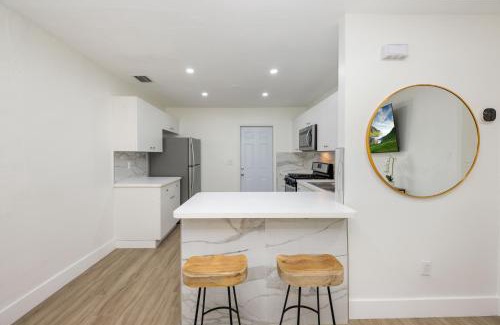 Hialeah House | 3 BR Smart home, close to airport, Fast WiFi, Patio, Grill & Free private parking