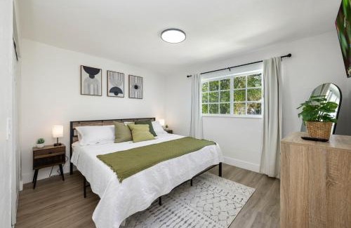 Hialeah House | 3 BR Smart home, close to airport, Fast WiFi, Patio, Grill & Free private parking