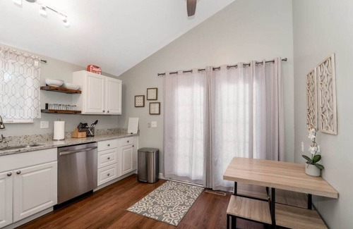 Euclid House | 3 BR tranquil lakeside retreat.- Near Lake Erie!