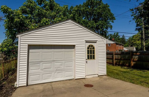 Euclid House | 3 BR tranquil lakeside retreat.- Near Lake Erie!