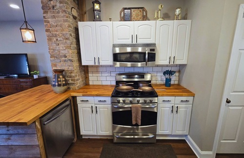 Woodstock House | 3 BR with Hot Tub & Arcade Games in DT Woodstock Square