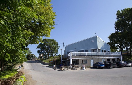 Colchester Cottage | 3 brand new cottages a stones throw away from beaches, wineries, marina, parks.