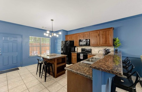 Glenhaven House | 3 BRs w/King Bed/Ensuite Bath/TV