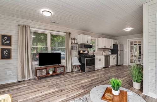 South Haven House | 3 Cabin Pkg-Pickleball Ct | Hot Tub-all yr | 2.5 Acres | Dog Friendly | Fire Pit