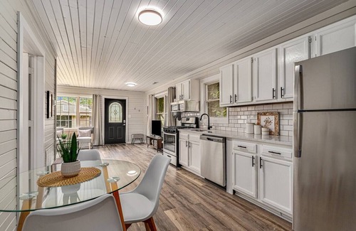 South Haven House | 3 Cabin Pkg-Pickleball Ct | Hot Tub-all yr | 2.5 Acres | Dog Friendly | Fire Pit