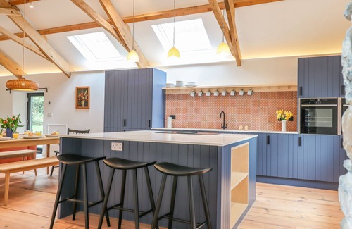 Buckfastleigh Cottage | 3 CADDAFORD BARNS, family friendly, with open fire in Buckfastleigh
