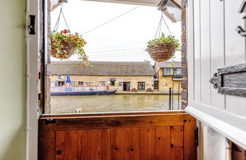 Stoke Bruerne House | 3 Canalside Cottages