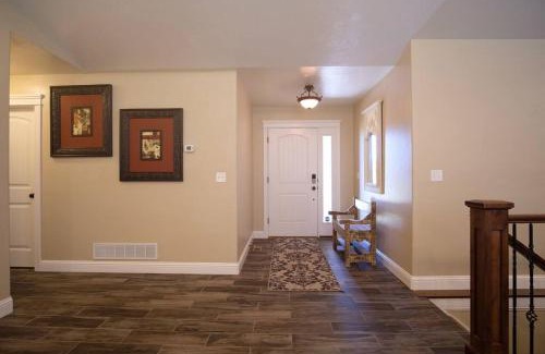 Idaho Falls House | 3 Car Garage Full Kitchen Large Backyard Smart TVs