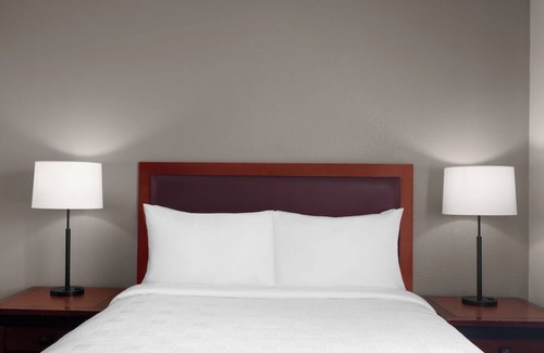 East Roseville Parkway Hotel | 3 Convenient Units, Kitchen! Pets Allowed! Close to Westfield Galleria!