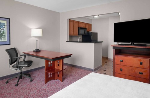 East Roseville Parkway Hotel | 3 Convenient Units, Kitchen! Pets Allowed! Close to Westfield Galleria!