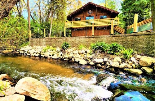 Traverse City House | 3 Cottage Exclusive Retreat-Hot Tubs-Walk to Beach