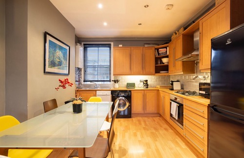 North Kensington Apartment | 3 DBL BEDROOMS FAMILLY APT CLOSE TO NOTTINGHILL AREA KING SIZE BED IN MASTER