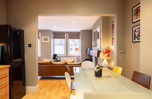 North Kensington Apartment | 3 DBL BEDROOMS FAMILLY APT CLOSE TO NOTTINGHILL AREA KING SIZE BED IN MASTER