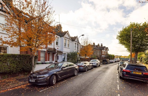 North Kensington Apartment | 3 DBL BEDROOMS FAMILLY APT CLOSE TO NOTTINGHILL AREA KING SIZE BED IN MASTER