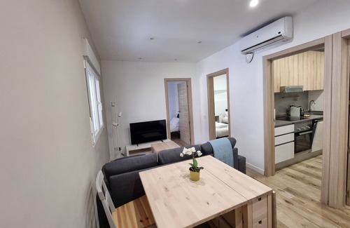 Cornella de Llobregat Apartment | 3 Dormitorios con un Balcón Ideal Para Familias o Viajes de Negocios