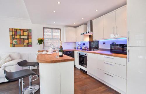 York House | 3 Emperors Wharf with Stunning River Views