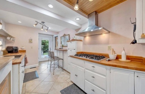 Salem House | 3 en suite bedrooms and a private heated pool.
