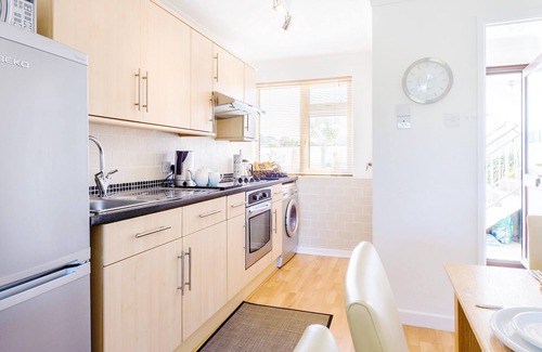 Mawgan Porth Apartment | 3 Europa Court - Dog friendly apartment close to Mawgan Porth beach, communal heated swimming pool