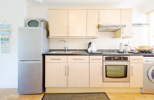 Mawgan Porth Apartment | 3 Europa Court - Dog friendly apartment close to Mawgan Porth beach, communal heated swimming pool