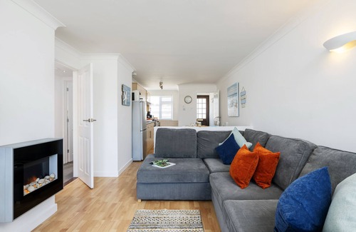 Mawgan Porth Apartment | 3 Europa Court is a delightful ground-floor apartment in Mawgan Porth