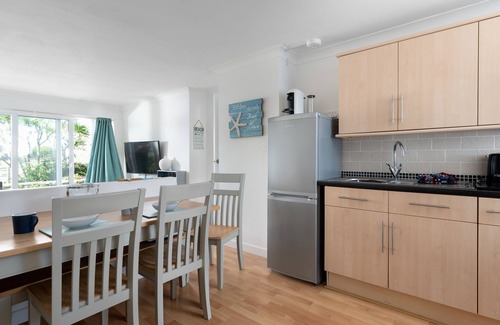 Mawgan Porth Apartment | 3 Europa Court is a delightful ground-floor apartment in Mawgan Porth