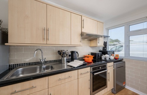 Mawgan Porth Apartment | 3 Europa Court is a delightful ground-floor apartment in Mawgan Porth