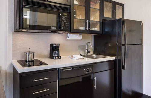 Brentwood House | 3 Family-friendly Accommodations with Full Kitchens, Pets Allowed!