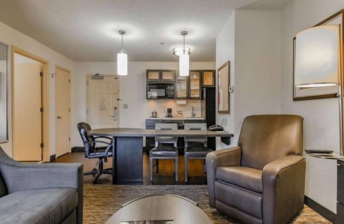 Brentwood House | 3 Family-friendly Accommodations with Full Kitchens, Pets Allowed!