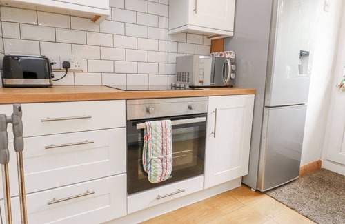 Mynytho Cottage | 3 GLYN Y MOR, pet friendly, country holiday cottage in Llanbedrog