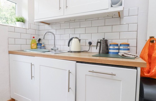 Mynytho Cottage | 3 GLYN Y MOR, pet friendly, country holiday cottage in Llanbedrog