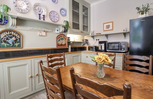 Pateley Bridge Cottage | 3 HAMILTON TERRACE, pet friendly, with a garden in Pateley Bridge