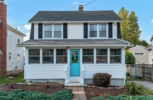 Niantic House | 3 Houses Off the Water at Private Black Point Beach newly furnished 4 bed