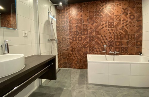 Emmen House | 3 Ideal Unit Near Emmen City Attraction, Theme Parks & Nature Inspired Getaway