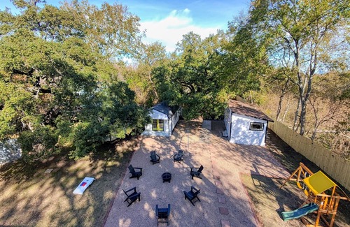 South Manchaca Villa | 3 in 1 Villa | Swing Set | Game Room | Dogs Ok