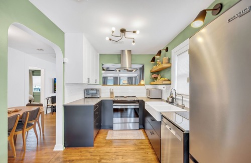 Murray Hill House | 3 King Beds - Family Friendly - Central Location.