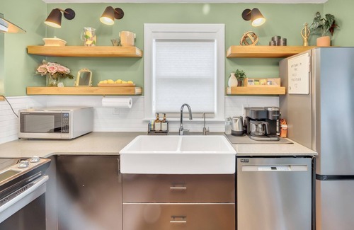 Murray Hill House | 3 King Beds - Family Friendly - Central Location.