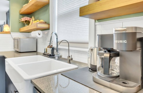 Murray Hill House | 3 King Beds - Family Friendly - Central Location.