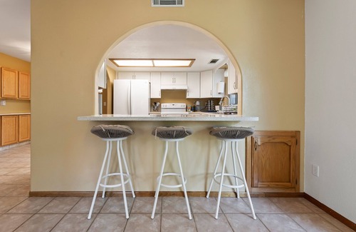 Three Rivers House | ✨ 3-King Beds/HotTub/EV Charger/Mountain View/Walk to River & Dining