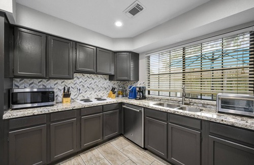 Barker House | 3 King Beds Single Story Home that Sleeps 6 with Pool Table 3BR & 2Bath