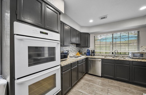 Barker House | 3 King Beds Single Story Home that Sleeps 6 with Pool Table 3BR & 2Bath