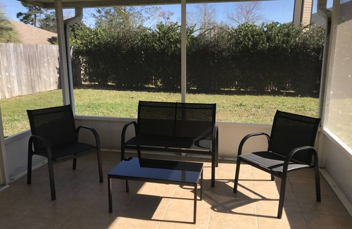 Southside House | 3 King Size Beds! Mins from Mayo, UNF, and Beaches. Smart TVs!