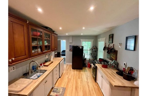 Lawrenceville House | 3 Kings, 70” 4k TV Renovated Ranch 1920 in downtown Lawrenceville! 30 min to ATL