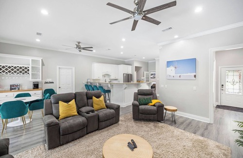 Ponchatoula House | 3 Kings, Pool house Suite, Hot Tub, & Game Room