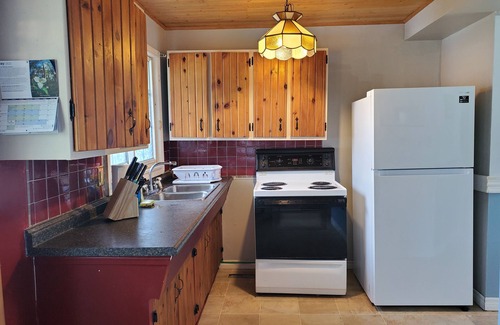 Lindsay Cabin | 3 Lake Cabins for 10 people. Enjoy Fishing/Swimming/Boating/Hiking/Bonfire &More