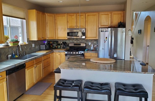 Lyons House | 3 Level House: 4 Bdrm/3.5 bath: Sleeps 8 n+2-4 possiblen-180 day minimum