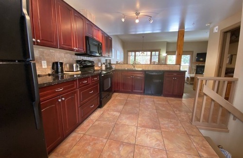 Rossland House | 3 level Townhouse with Private Hot Tub and Garage - close to ski hill.